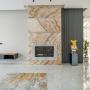 Портал камина отделан итальянским слэбом из оникса с выраженной текстурной структурой