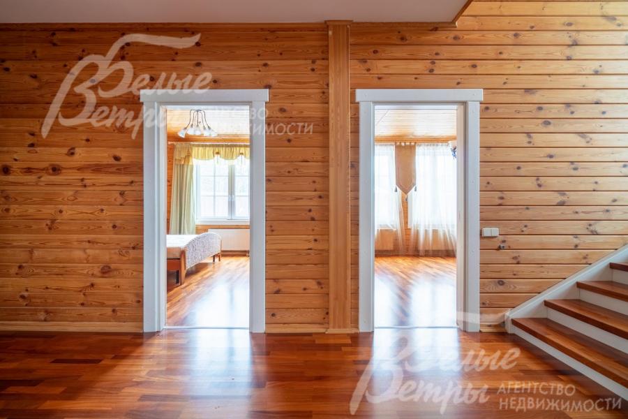 Двери в основном доме - из массива дуба (на фотографии - вход в кабинет и спальню)