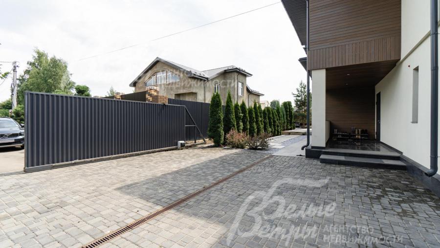 Участок по периметру огорожен забором