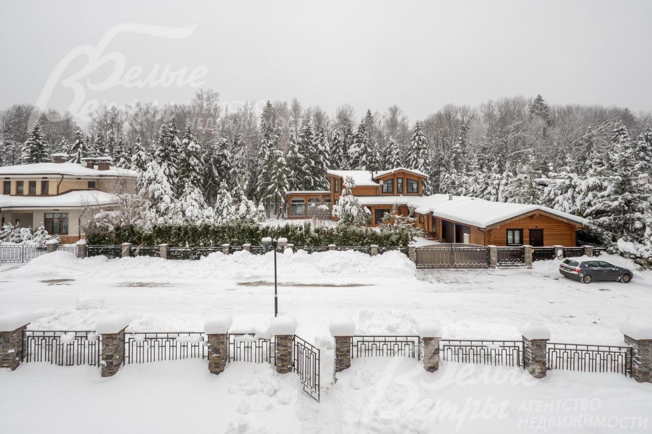Участок находится в живописном тупике, по периметру огорожен забором в едином стиле коттеджного посёлка