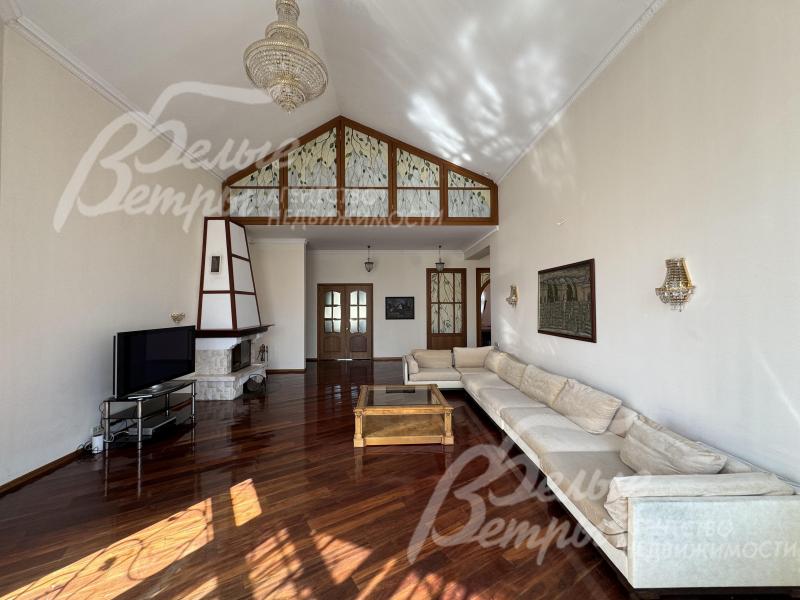 Просторная светлая гостиная с эффектом рефракции света через витраж