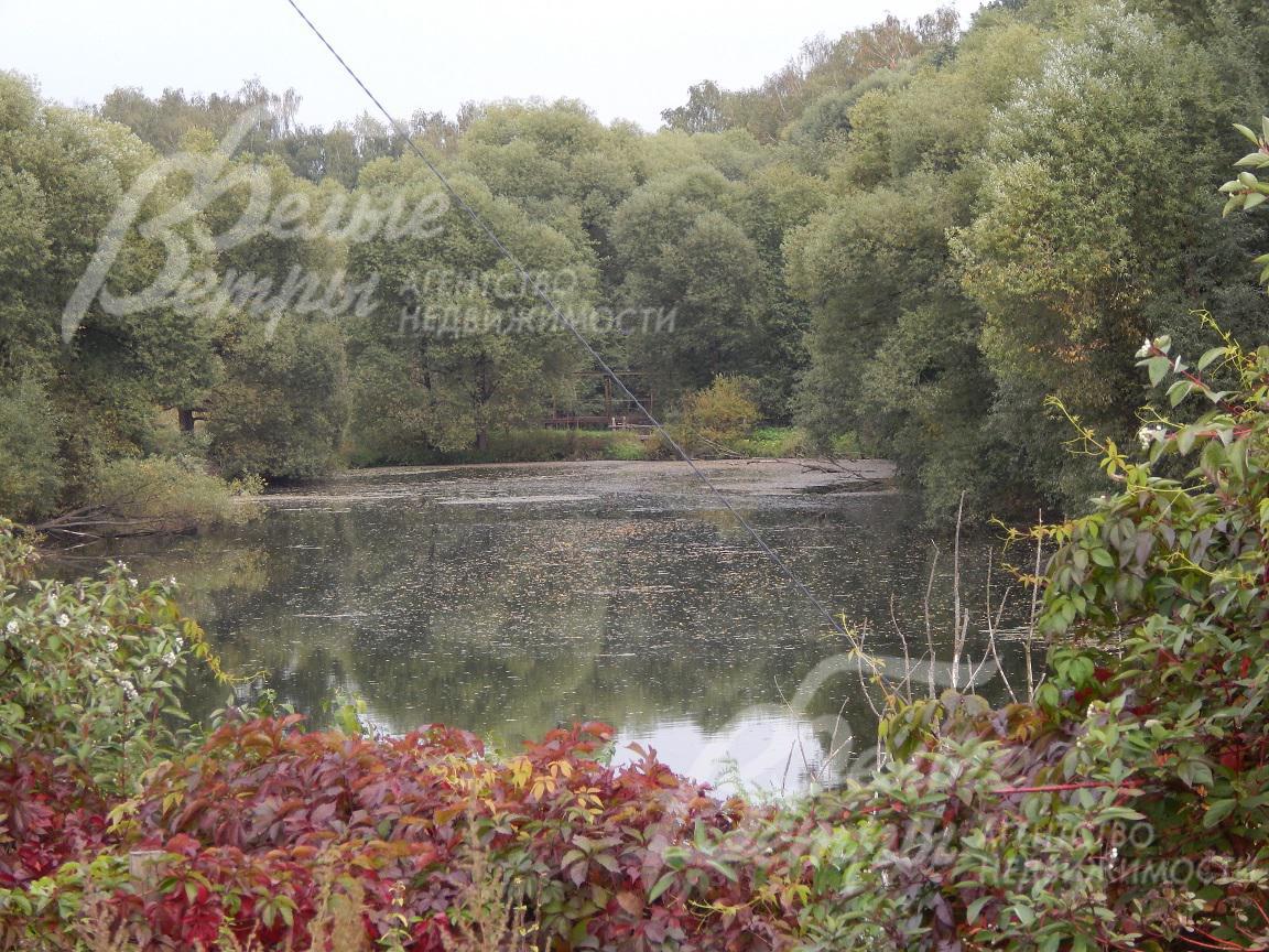 Участок граничит с рекой