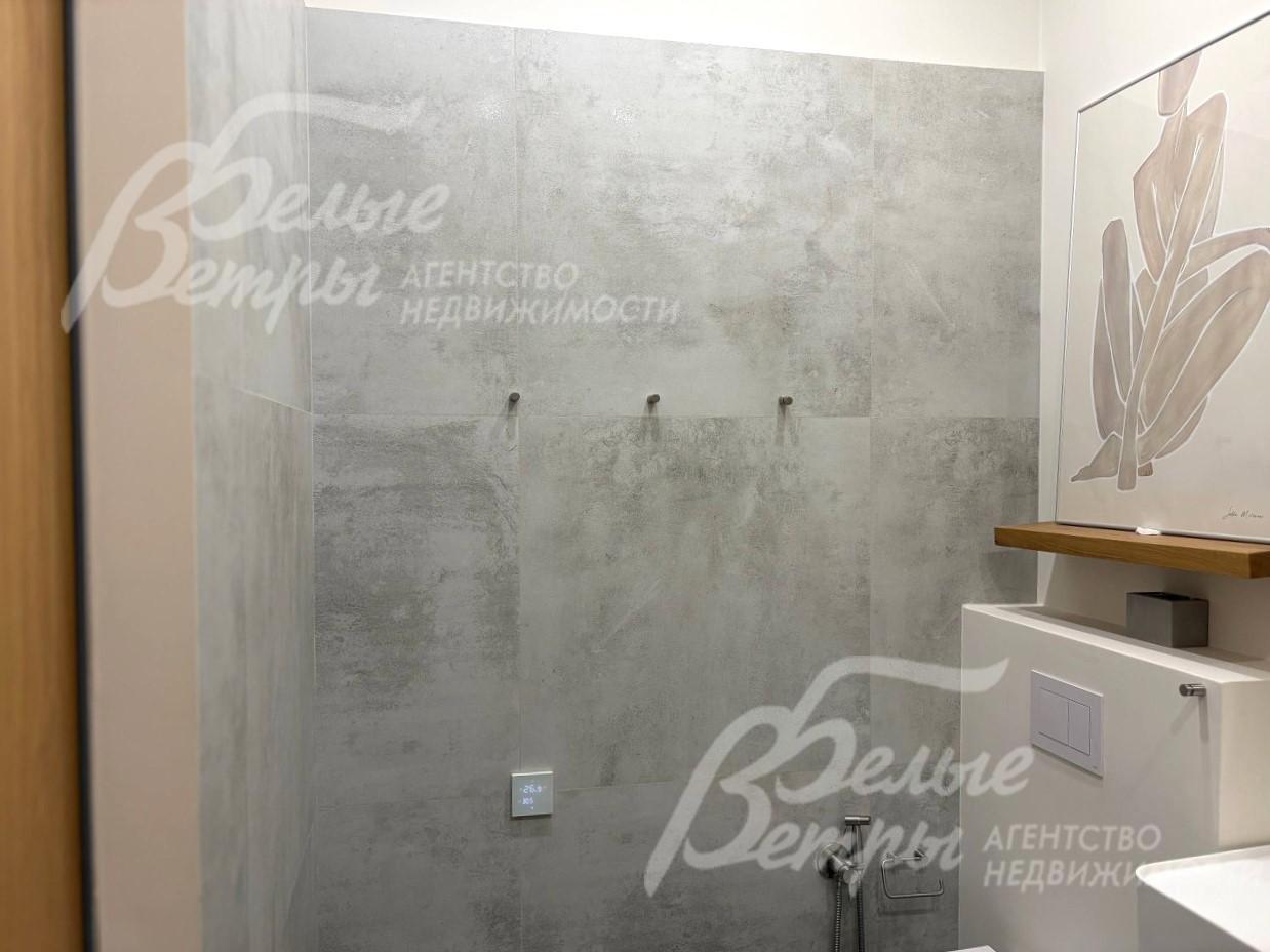 Тёплые стены (вместо полотенцесушителей) облицованы лаппатированной плиткой Laparet