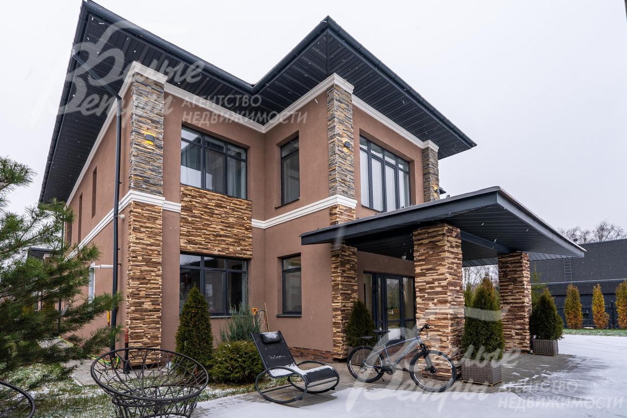 Стены дома облицованы штукатуркой и искусственным камнем, вход в дом - через крытое крыльцо