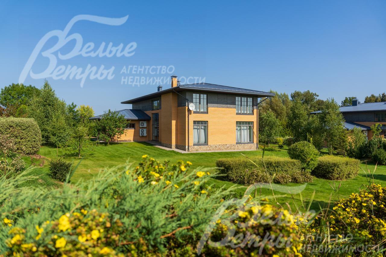 Дом из кирпича, фасад - облицовочный кирпич и тонированные деревянные панели 