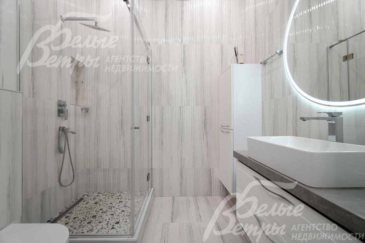 Санузлы оформлены испанским керамогранитом, установлена сантехника Villeroy & Boch