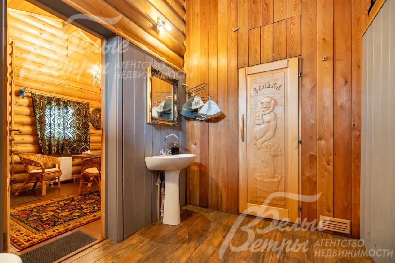 Перед парной находится предбанник с раковиной и душевой