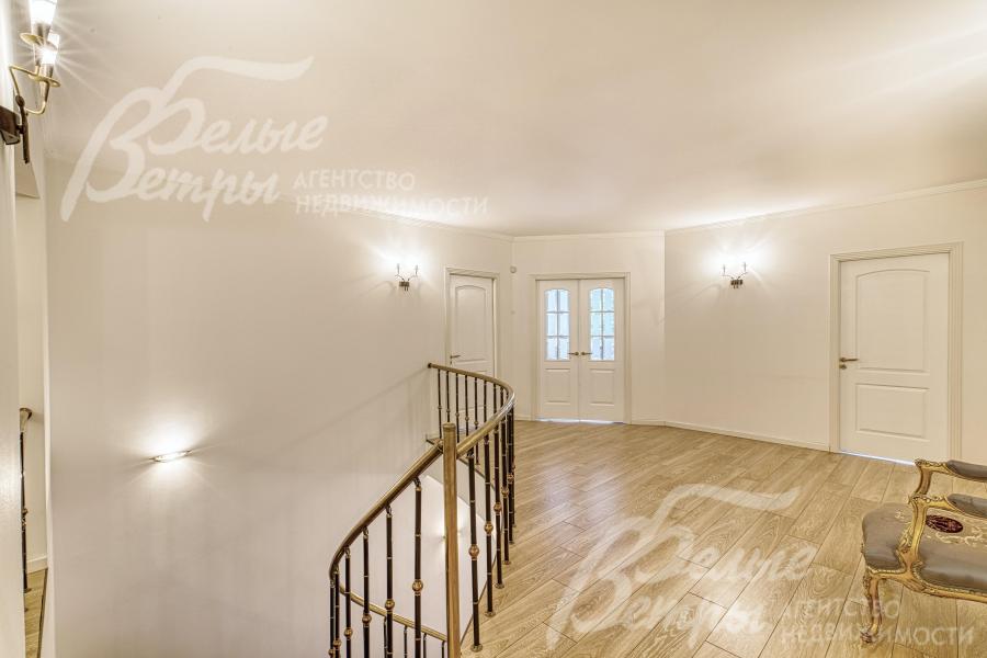 Холл второго этажа, пол отделан паркетом