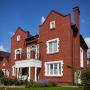 Кирпичный дом в английском стиле на ухоженном участке площадью 9 соток в строгоохраняемом коттеджном поселке Бристоль