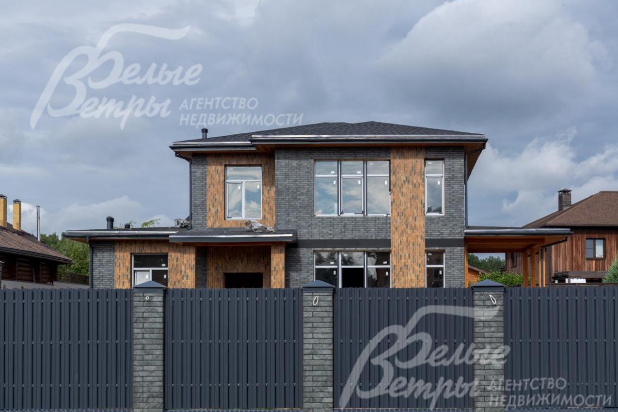 Участок по периметру огорожен капитальным забором