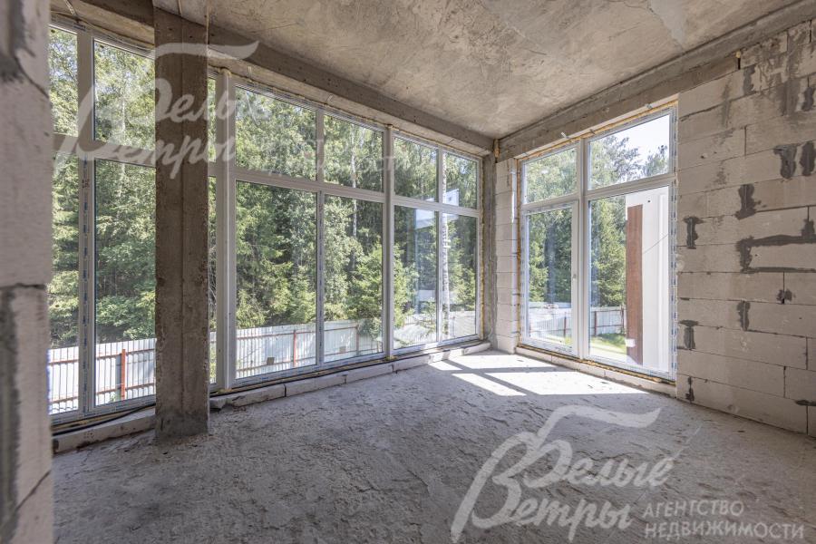 Выполнены все работы под чистовую отделку: возведены перегородки, на полу - полусухая стяжка