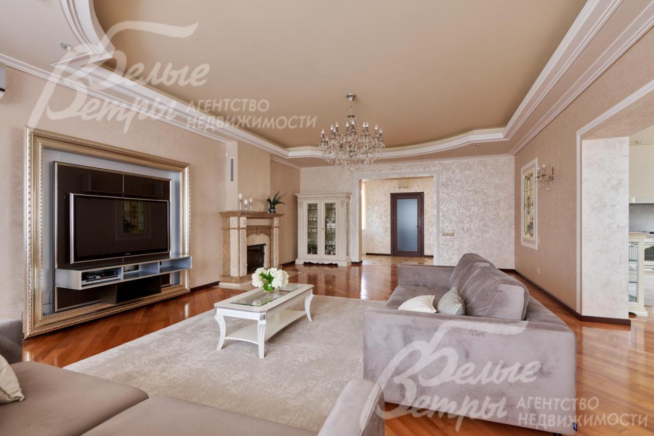 Дом полностью меблирован и оснащён техникой. Гостиная на первом этаже с отделкой в светлых тонах