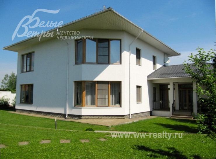 В доме широкие свесы кровли, высокие и широкие оконные проемы