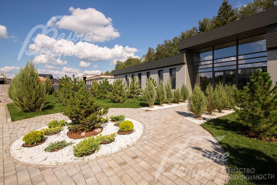 Главный въезд оформлен элегантной мостовой и декорирован живописными растениями