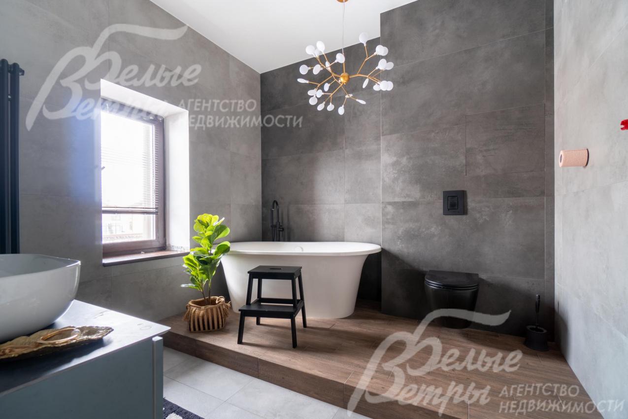 В санузел установлена дорогостоящая сантехника, тёплые полы