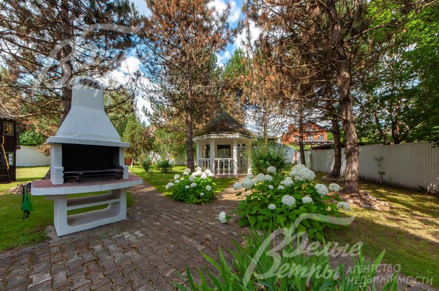 Зона барбекю на благоустроенном участке 15 соток.