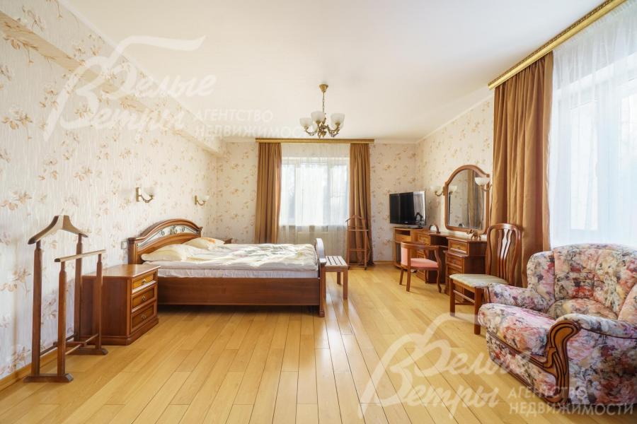 На полу паркетная доска