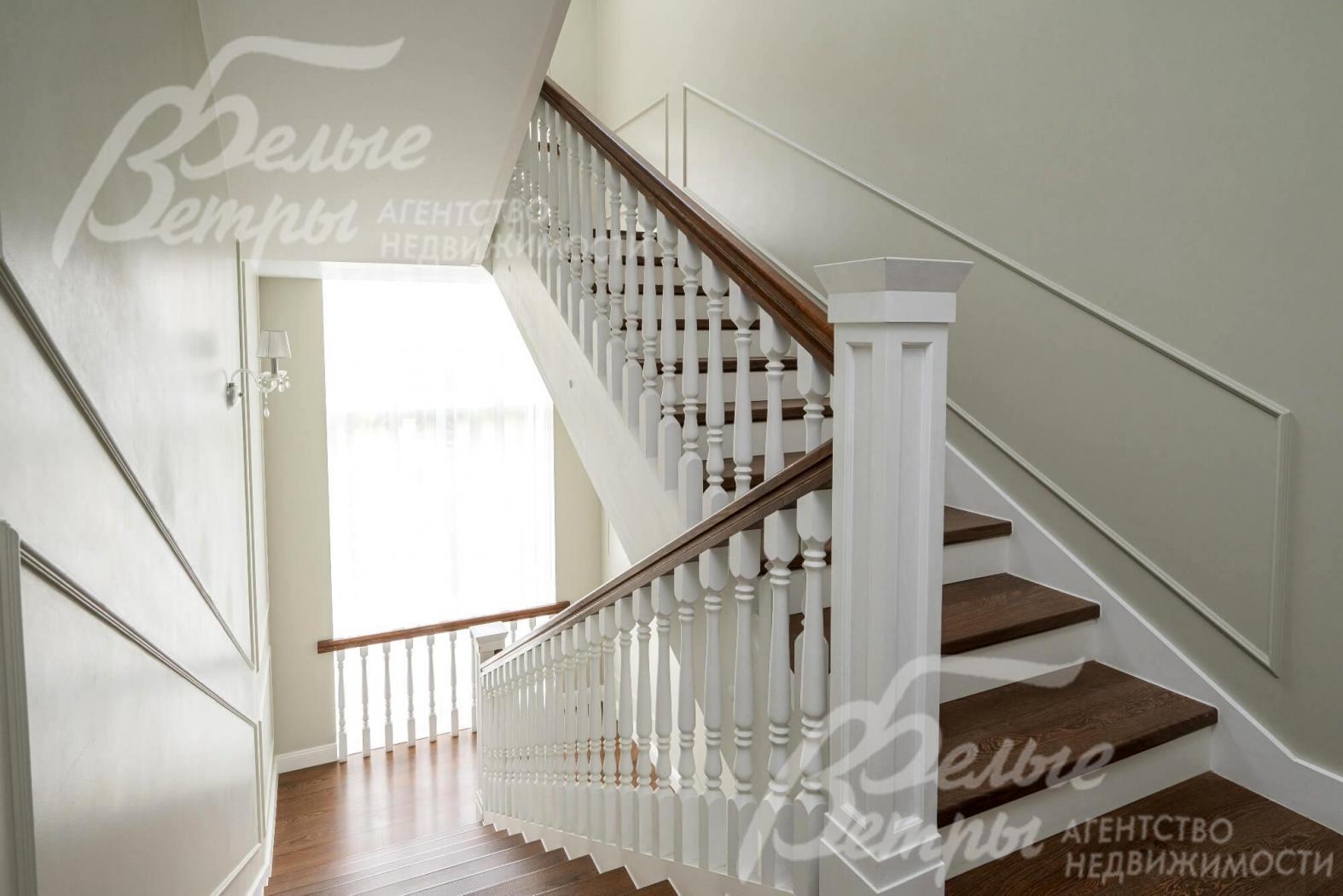 Монолитная лестница шириной 110 см, деревянные перила с поручнем из массива дуба.