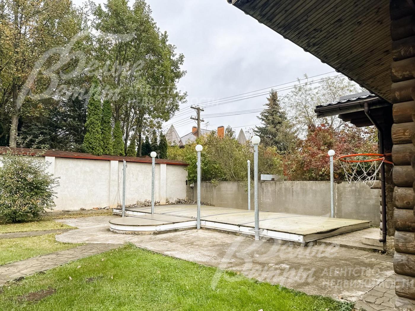 Устройство для закрывания бассейна на зимний период, по периметру установлены столбы освещения бассейна