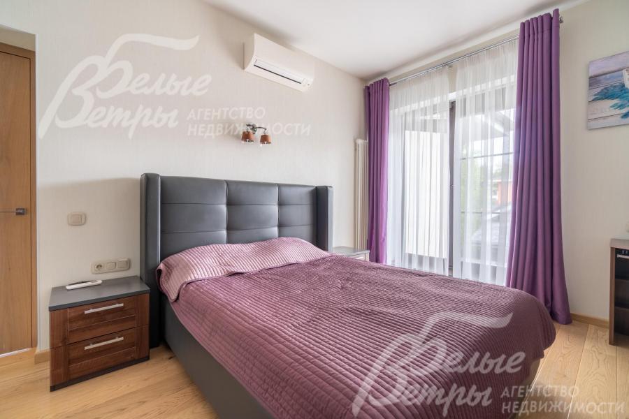 Спальня на втором этаже с большим окном: установлен комфортный спальный гарнитур