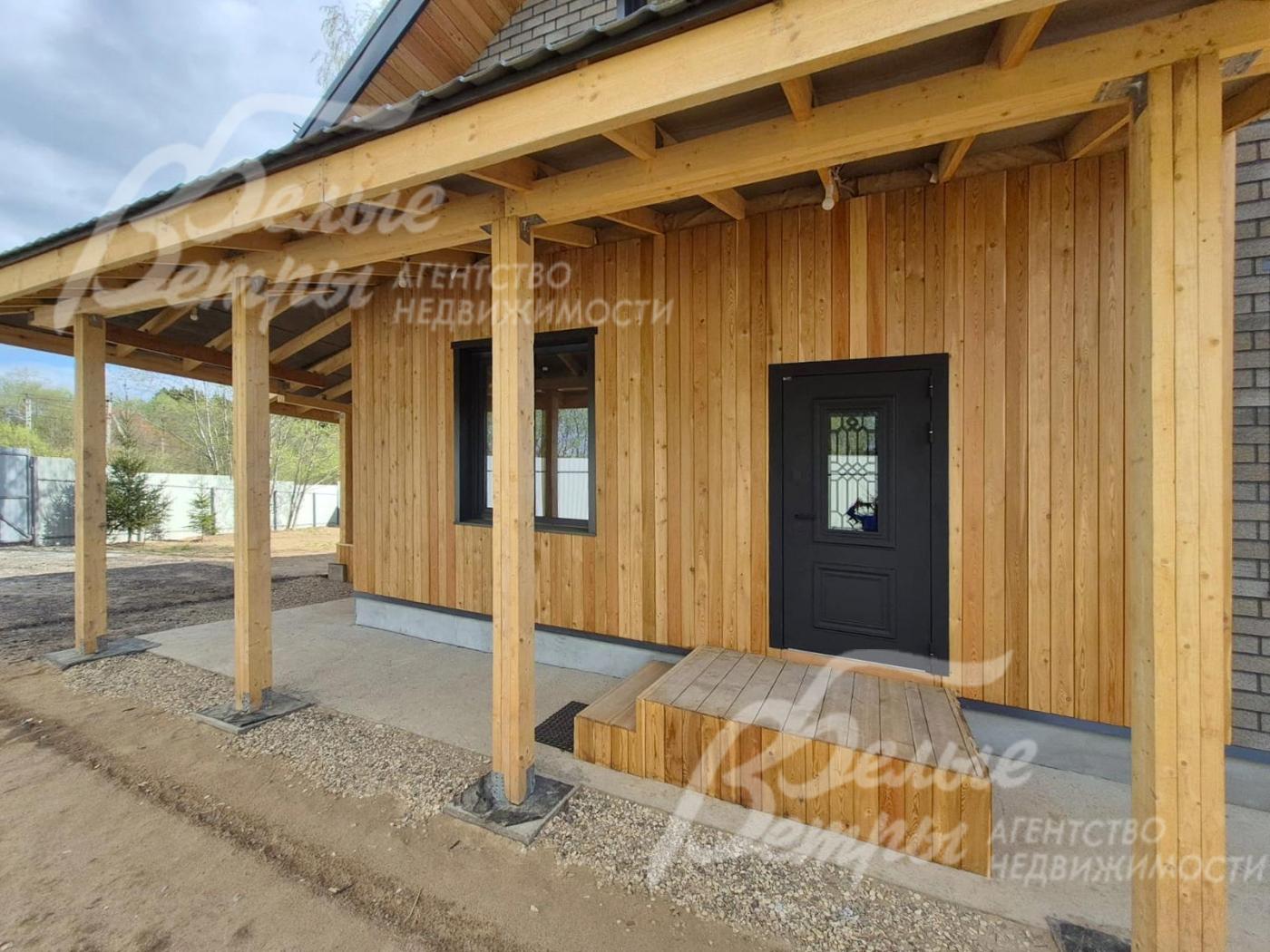 Дом частично отделан планкеном из массива лиственницы