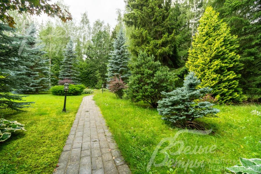 Дорожки выложены брусчаткой, выполнено освещение