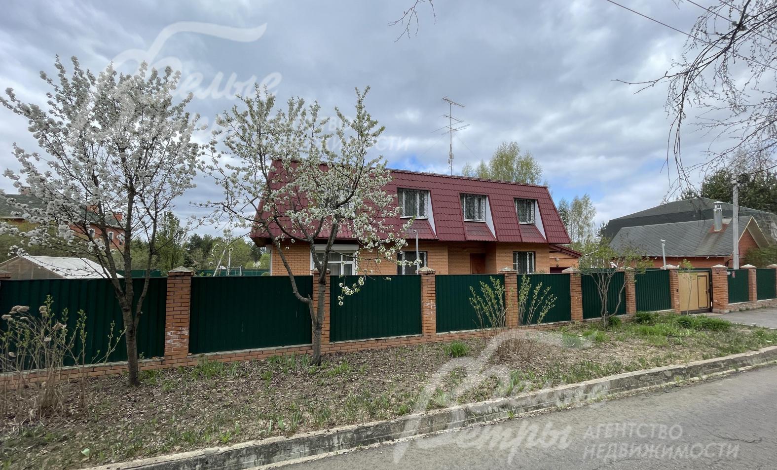 Участок огорожен забором