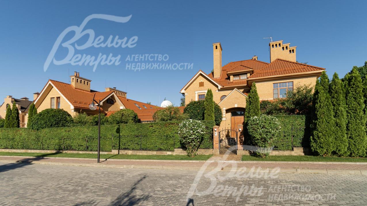 Дом состоит из двух частей, соединенных галереей: основной дом и комплекс СПА 