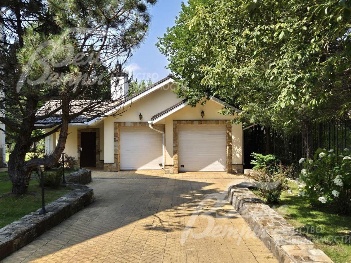 Гараж 50 кв.м на два машиноместа в стиле основного дома.