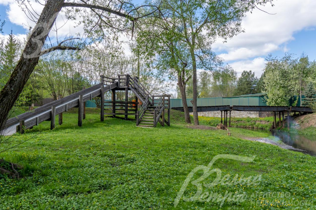 Зона отдыха и игр с детьми находится у реки, установлена видовая деревянная горка