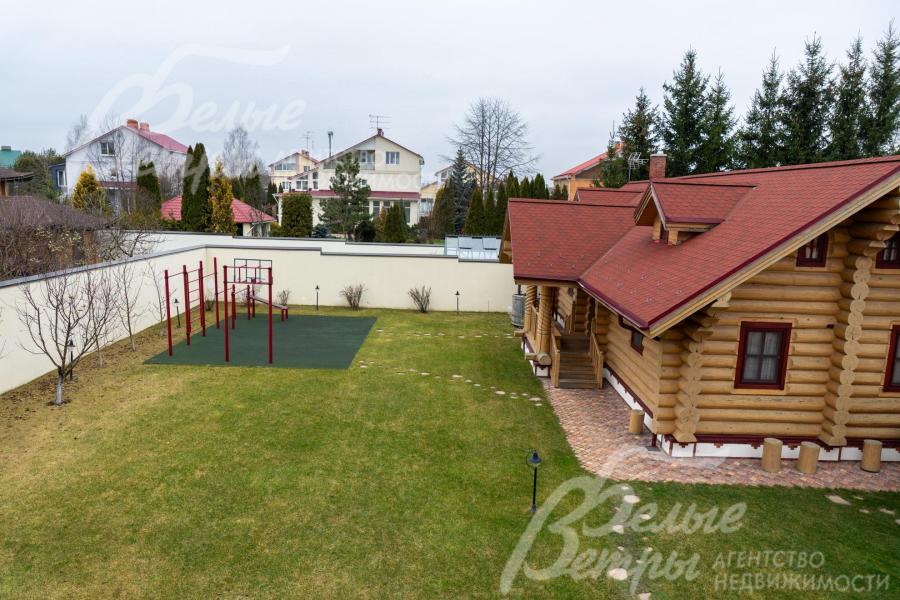 Дом стоит на благоустроенном участке с готовым ландшафтным проектом