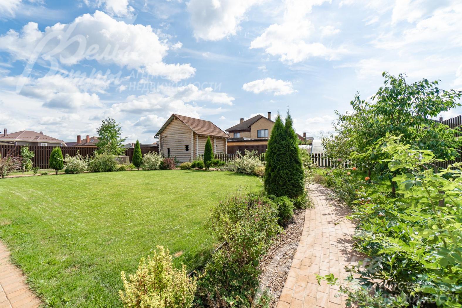 Множество декоративных и плодовых деревьев