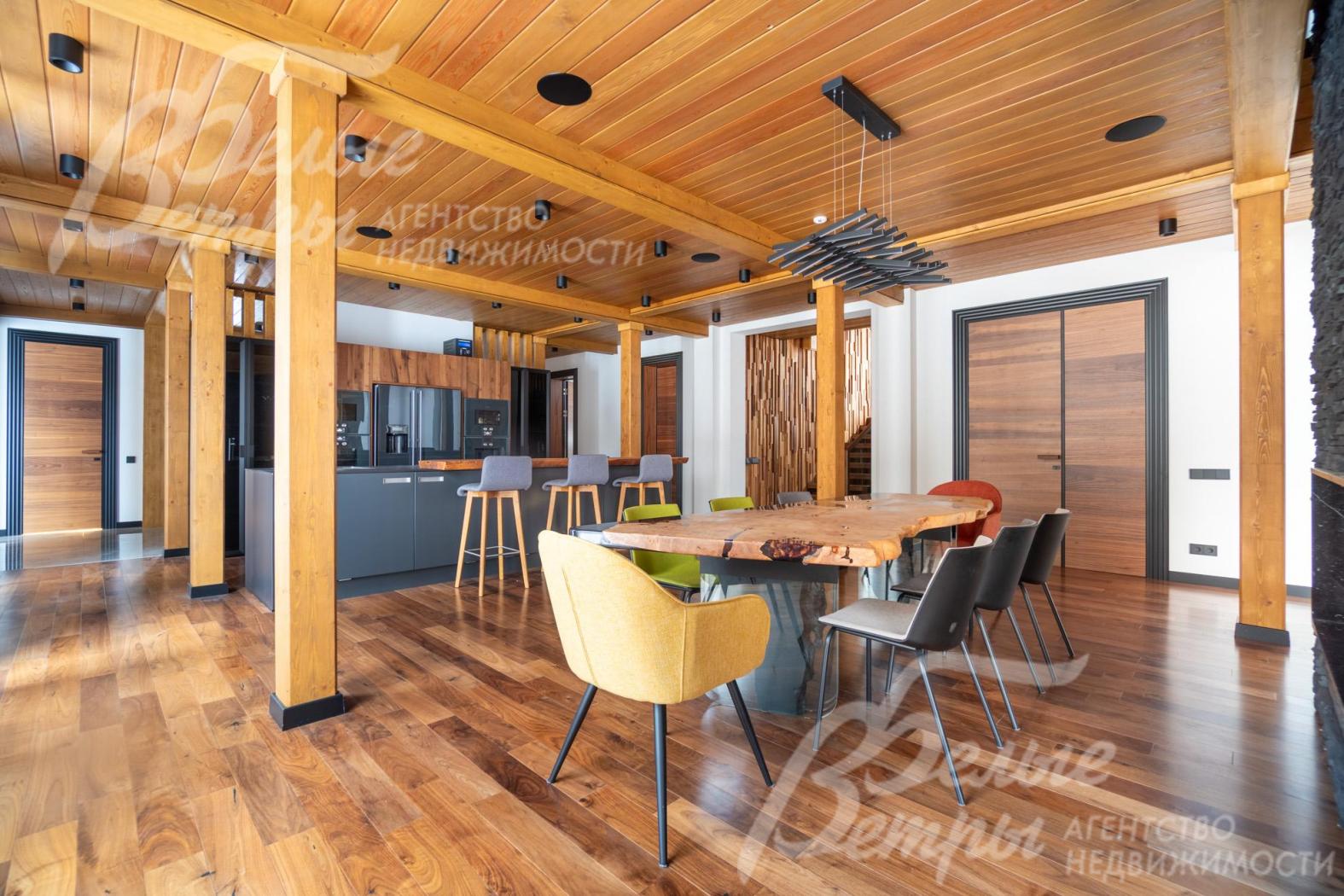 В зоне кухни-столовой установлен немецкий гарнитур SEGMÜLLER с островом и обеденный стол из карагача 