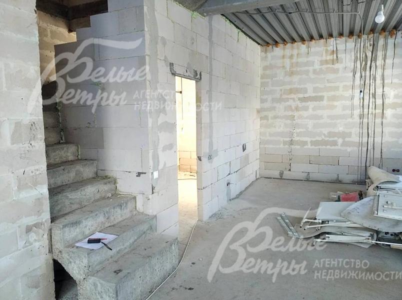 В доме установлены межкомнатные перегородки и бетонная лестница на второй этаж