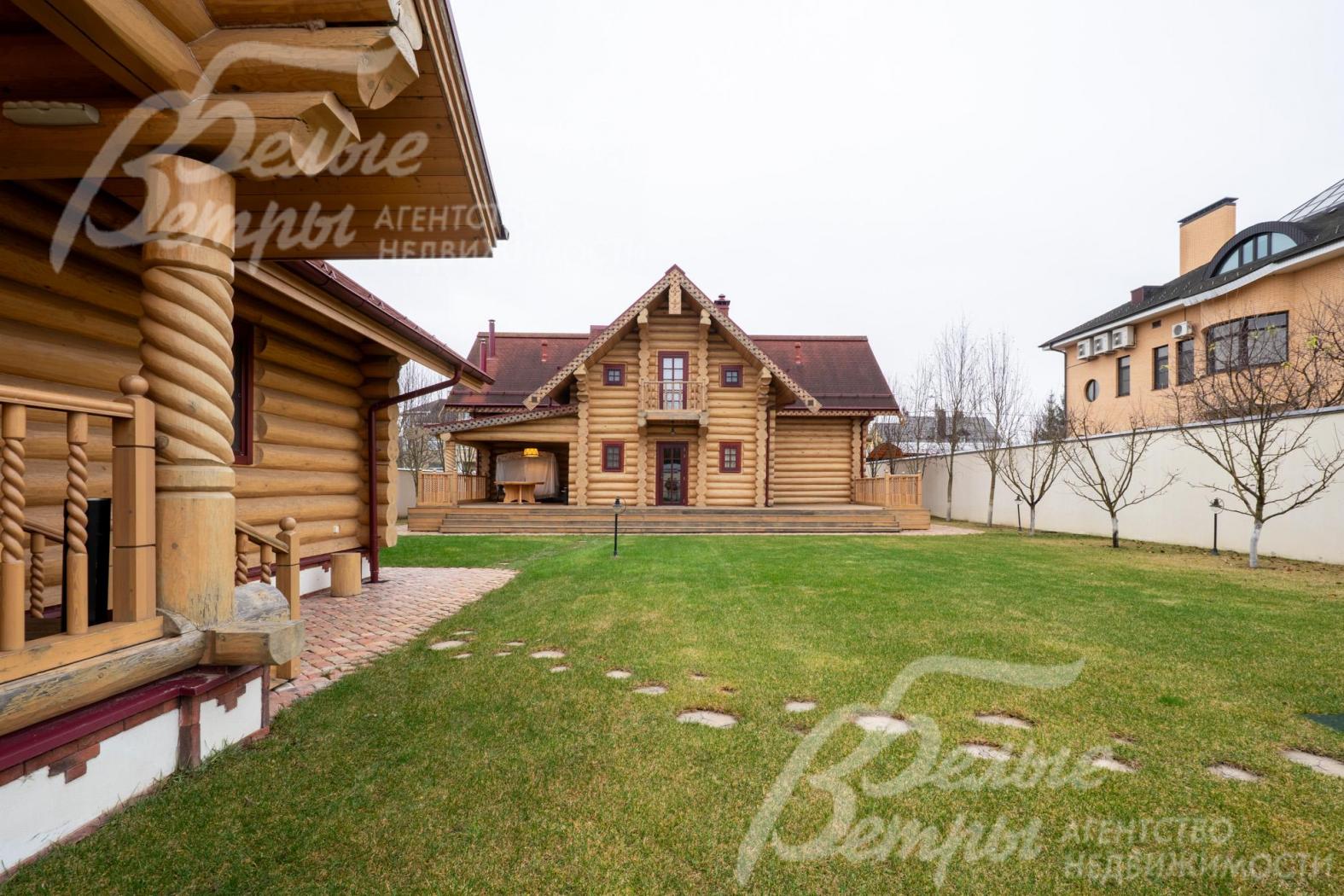 Дом стоит на ухоженном участке площадью 12 соток с идеальным газон и деревьями по периметру