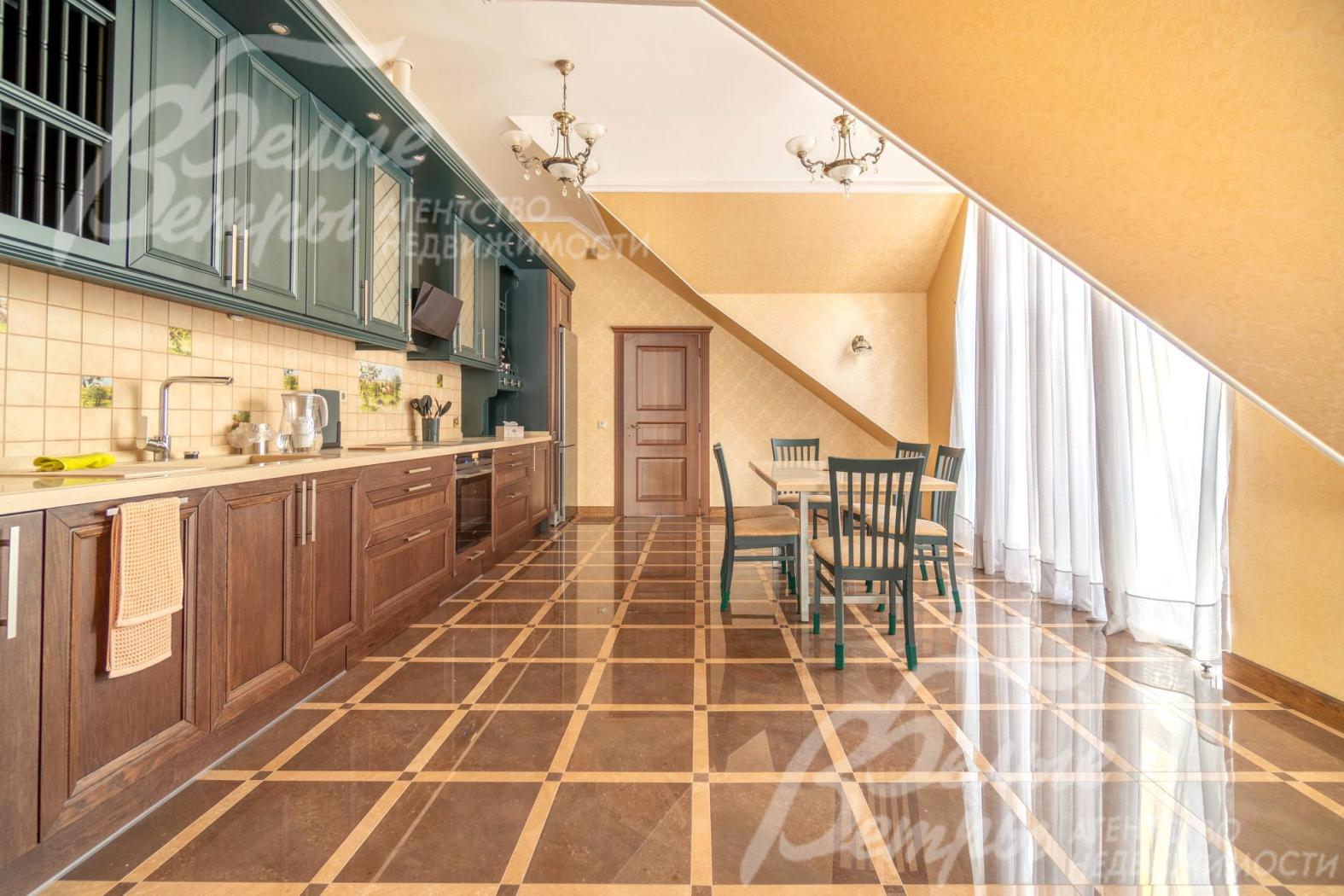 Кухня-столовая-гостиная 101 кв.м, расположена на 2-ом этаже дома