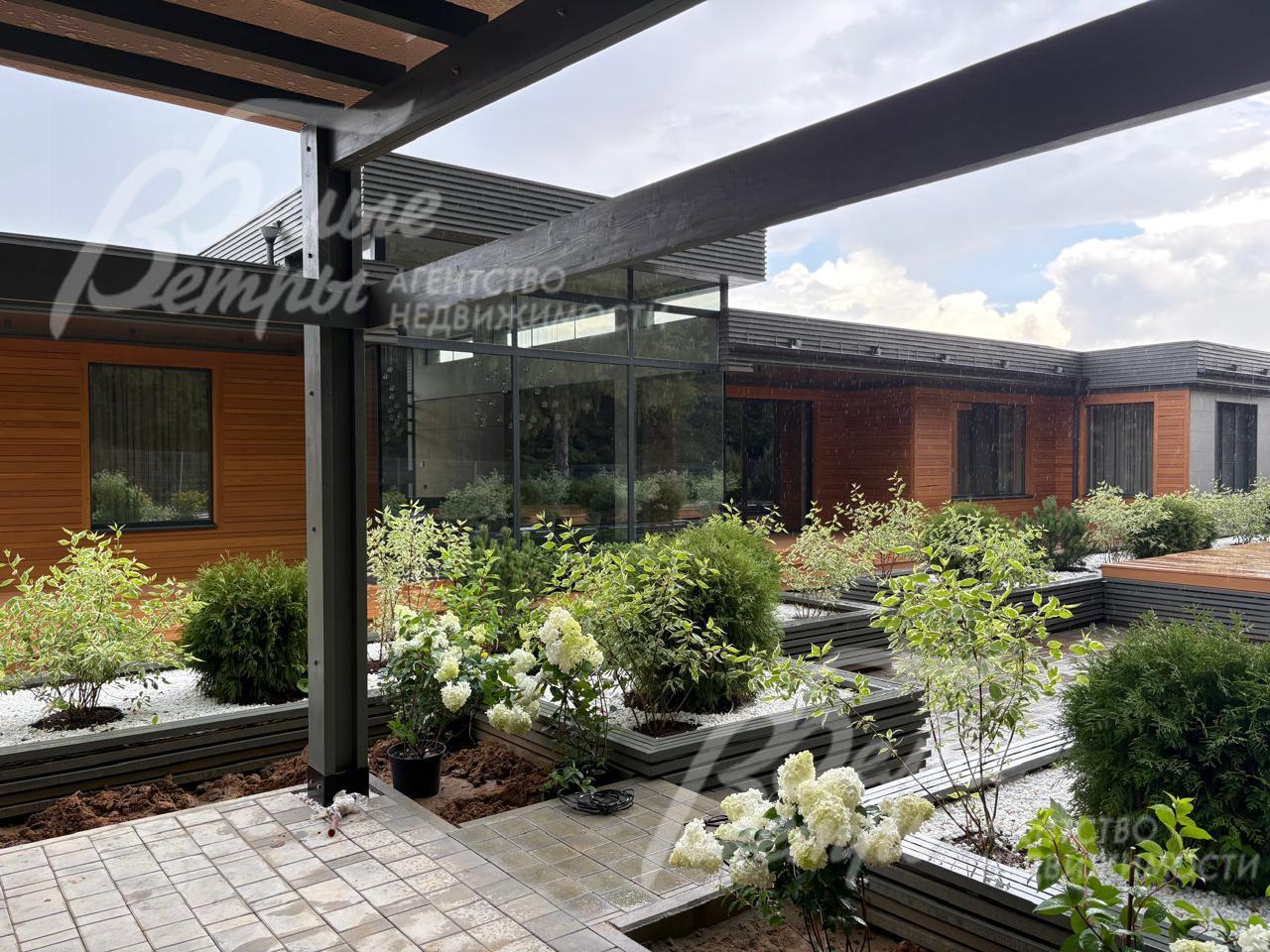 На участке высажены розы, декоративные кустарники, туи, кедры, можжевельники