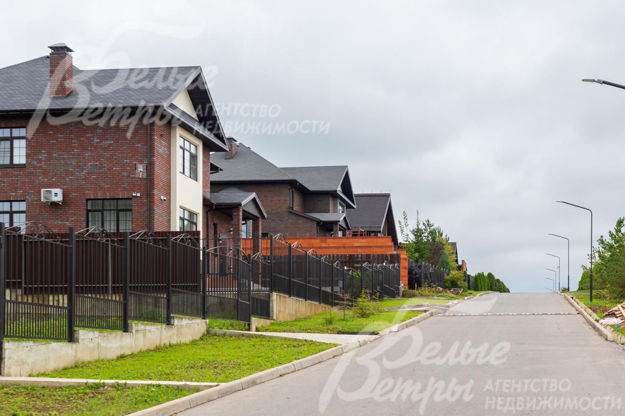 Широкие, освещенные, асфальтовые дороги в поселке Ильичевка