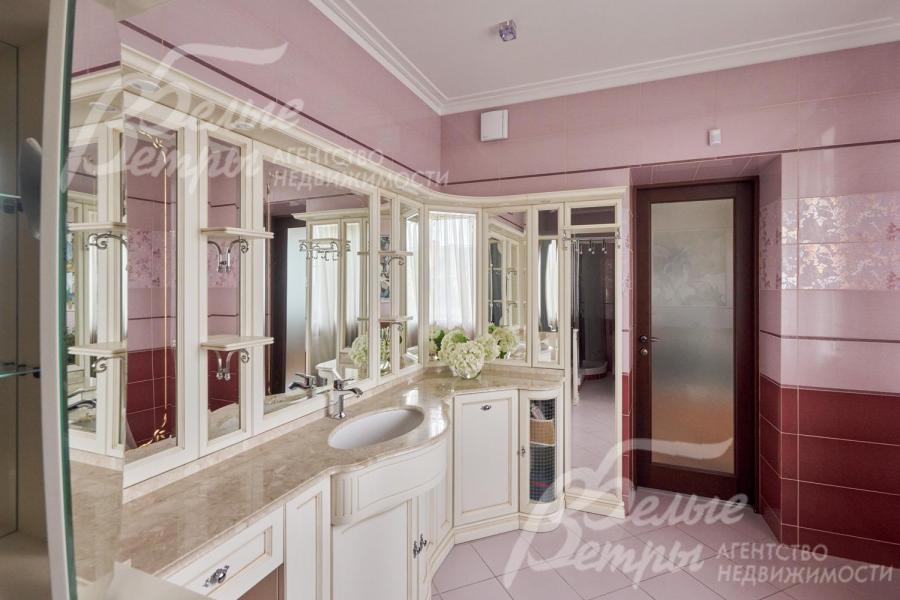 Эффектный санузел мастер-спальни с удобными системами хранения и дверью из матового полупрозрачного стекла