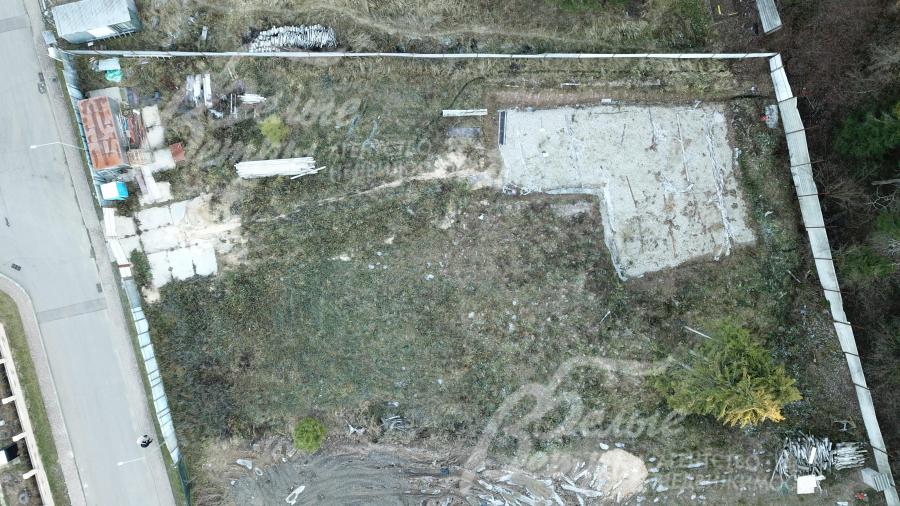 Участок огорожен с трех сторон профильным забором