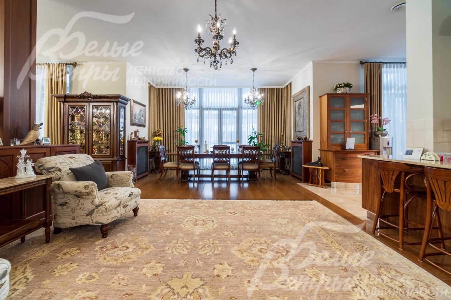 Панорамное остекление и люстры Shonbek в гостиной