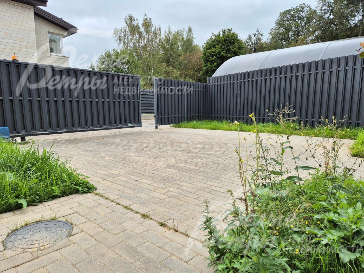 Мощенная парковка для стоянки авто.