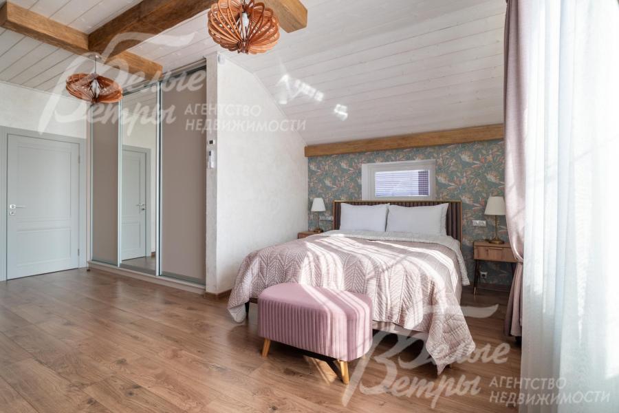 В спальне - удобная кровать, встроенный шкаф-купе, также есть телевизор и рабочая зона