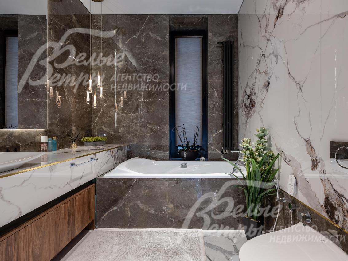 В санузле мастер-спальни - ванная и душевая