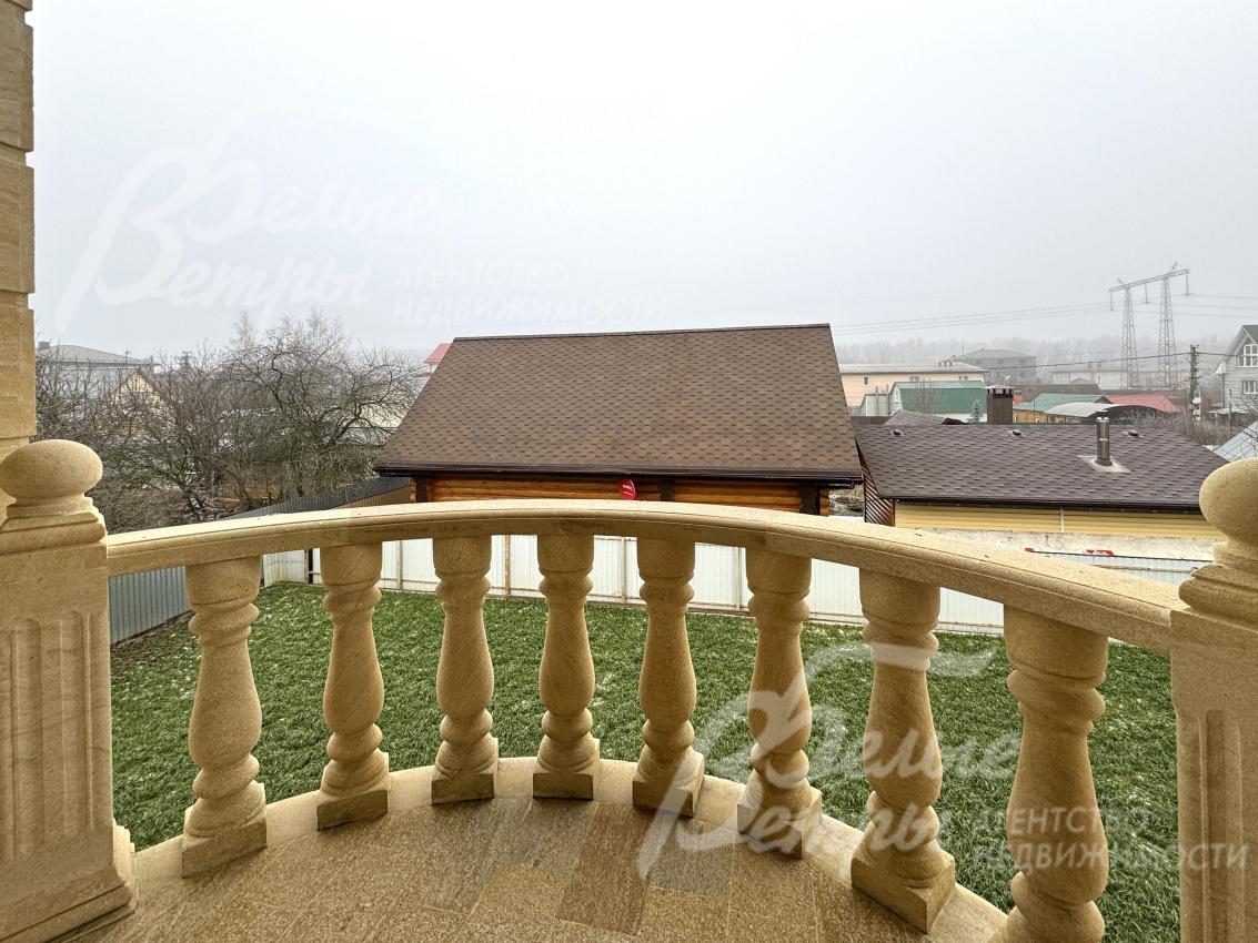 Балясины центрального балкона выполнены вручную из дагестанского камня