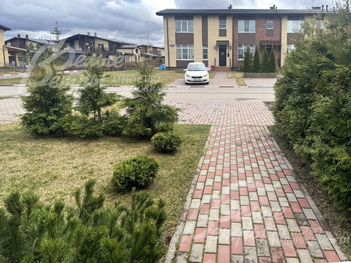 Таунхаус расположен на компактном облагороженном участке, не требующем дополнительных вложений