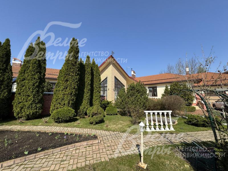 Высажены: сосны, ели, дальневосточные дубы, клены, липы, сирень, каштан