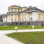 Усадьба на участке 124 сотки выполнена в классическом дворцовом стиле