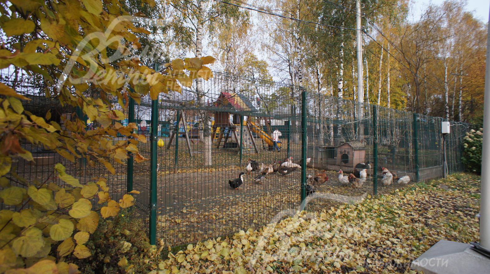 Птичник и детская площадка при въезде в поселок