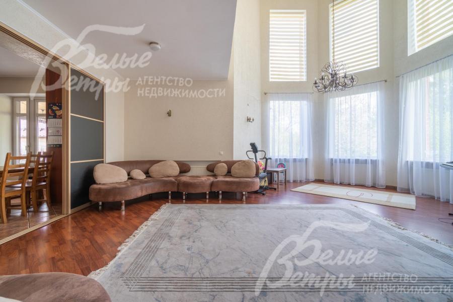 В доме - двухсветная гостиная в светлых тонах